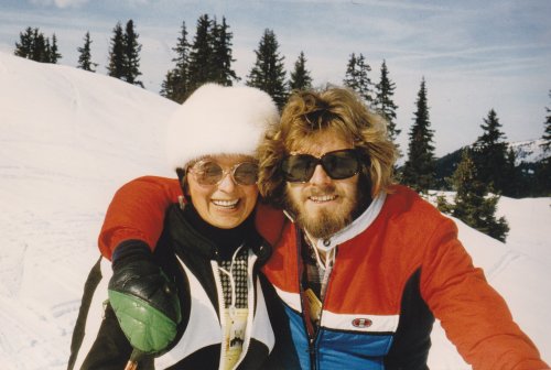 Reinhard mit Mutter beim Skifahren